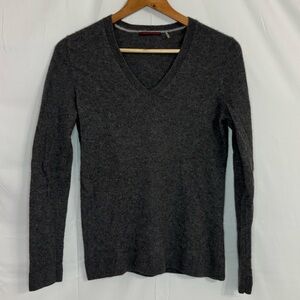 Cashmere Cashmere Charcoal Gray V-Neck Cashmere Sweater in Medium